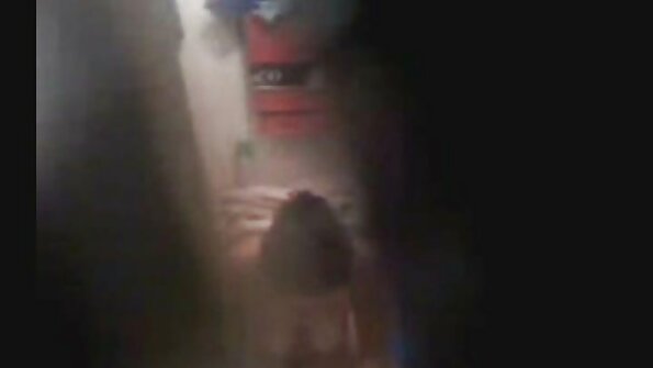 היא קרעה סרטים ארוטים לצפיה ישירה את הטייץ שלה.