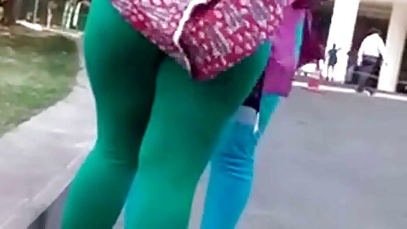 סבתא עם דמות מגניבה סאלי די אנג'לו נהנית מאיבר מין צעיר. סרטים לצפייה ישירה בחינם סקס